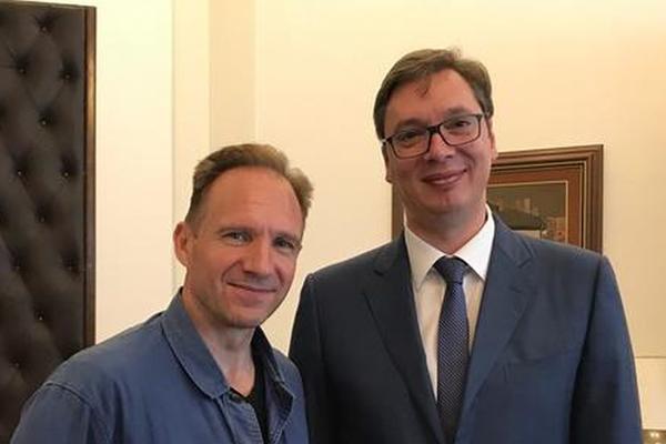 VUČIĆ DODELIO SRPSKI PASOŠ FILMSKOJ ZVEZDI: Sada ste srpski domaćin, a ne gost! Hvala što ste primili Engleza u otadžbinu!