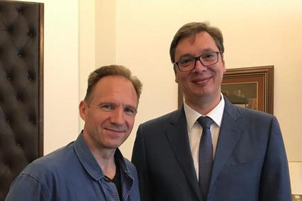 VUČIĆ DODELIO SRPSKI PASOŠ FILMSKOJ ZVEZDI: Sada ste srpski domaćin, a ne gost! Hvala što ste primili Engleza u otadžbinu!