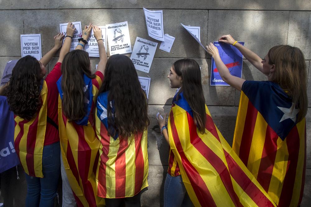 Hiljade demonstranata na ulicama Barselone: Španska vlada proglasila nezakonitim referendum o otcepljenju Katalonije! (FOTO)