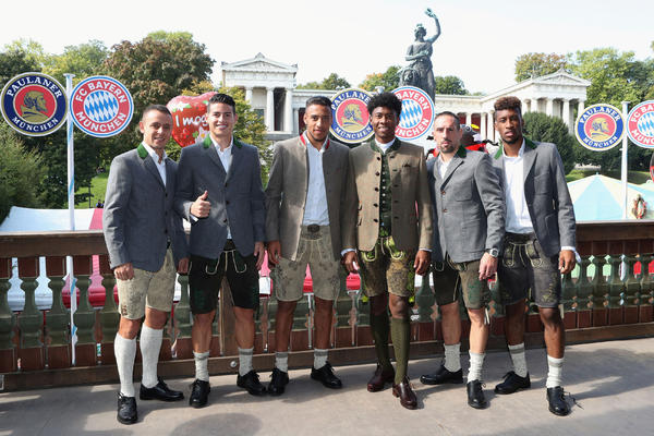 Anćeloti i ekipa posetili Oktoberfest! Žene fudbalera Bajerna su ponovo bile u centru pažnje! (FOTO)