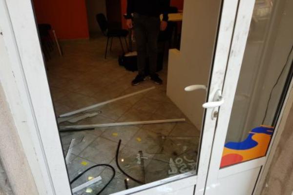 UDAR NA "DOSTA JE BILO"! Razbijena stakla na prostorijama stranke, a oni poručuju: Nije prvi put, ali neće nas uplašiti! (FOTO)(VIDEO)