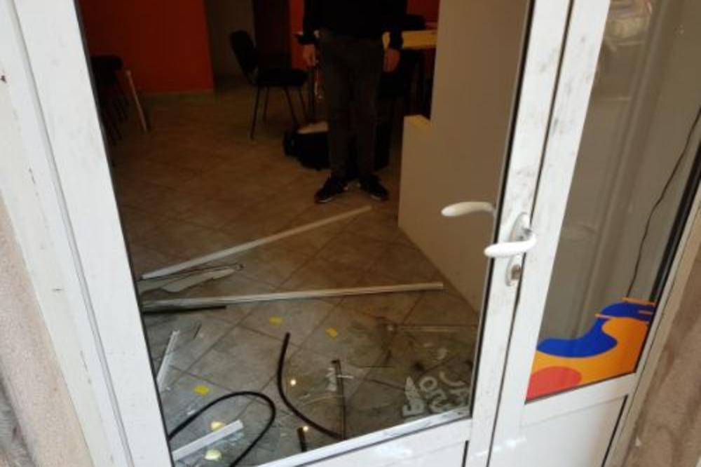 UDAR NA "DOSTA JE BILO"! Razbijena stakla na prostorijama stranke, a oni poručuju: Nije prvi put, ali neće nas uplašiti! (FOTO)(VIDEO)