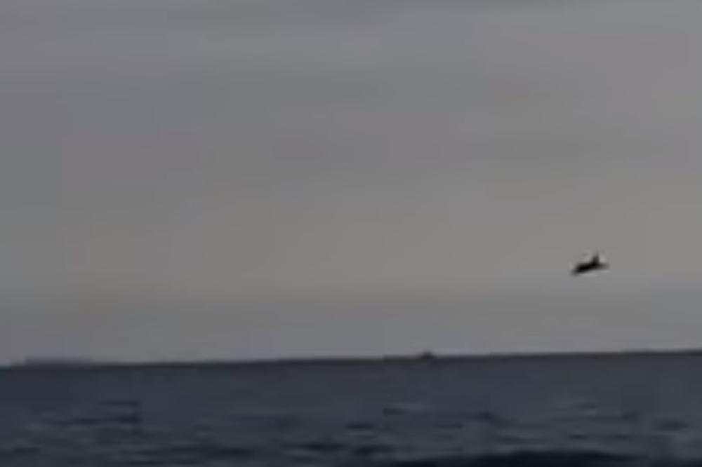 UŽASNA NESREĆA U BLIZINI RIMA: ojni avion srušio se tokom aero-mitinga, pilot ostao u letelici! (VIDEO)