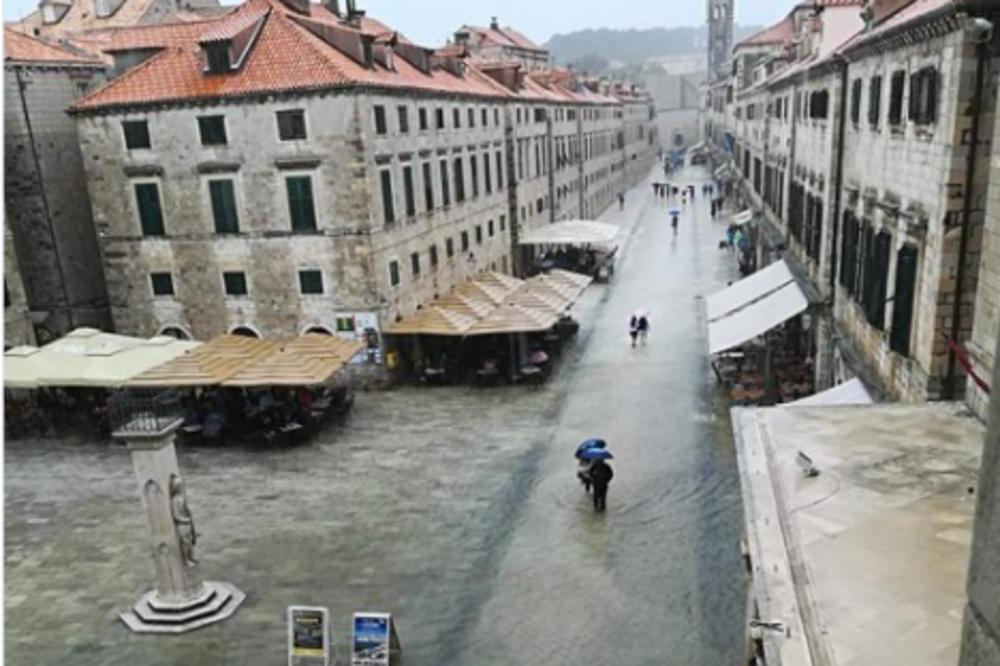 KOLAPS U DUBROVNIKU! Kiša ne prestaje, Stradun poplavljen (FOTO)
