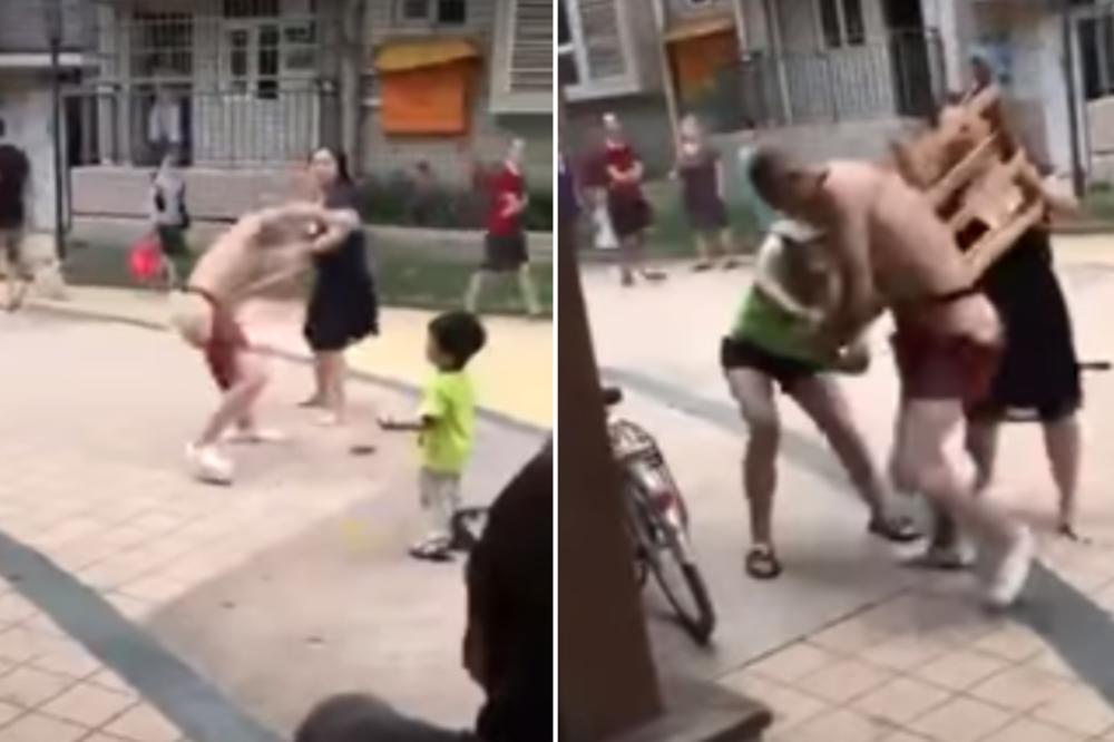 GO I OSRAMOĆEN NASRED ULICE: Žena i ljubavnica saznale jedna za drugu I UNIŠTILE GA OD BATINA! Na kraju je ostao samo u gaćama!  (VIDEO)