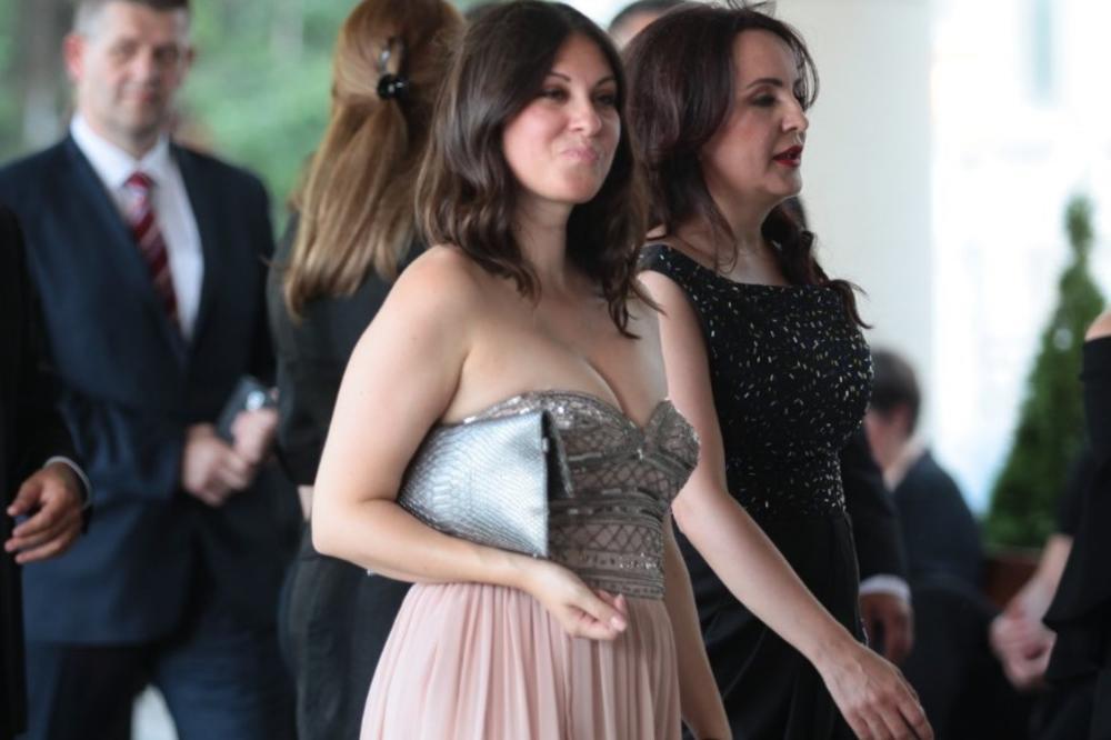 Sećate se DAME S DEKOLTEOM s Vučićeve inauguracije o kojoj je BRUJALA SRBIJA? Sada Britanci pričaju o NJOJ, a evo i zašto!