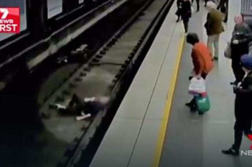 MOGAO JE DA BUDE POKOŠEN NA PRUZI: Čovek pao pod voz, putnici ga spasili sigurne smrti! (VIDEO)