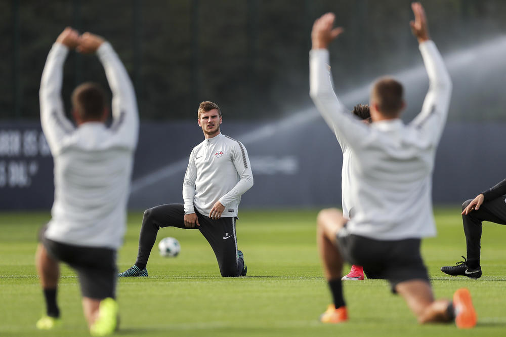 Tebra, a da se prebaciš na tenis?! Tražio treneru da izađe iz igre u Ligi šampiona, jer nije mogao da podnese buku navijača?! (VIDEO)