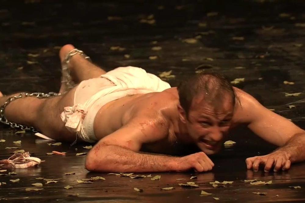 GOLOTINJA NEMA VEZE S PORNOGRAFIJOM! Đakon Nenad Ilić carski je odbranio predstavu s Bitefa po kojoj pljuje pola Srbije! (FOTO)