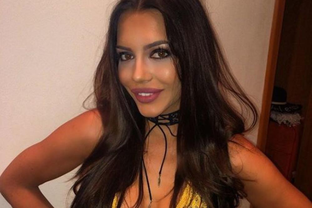 HELENA TOPALOVIĆ USRED CENTRA PRED SVIMA IZBACILA HOT ZADNJICU! Prisutni IZBEZUMLJENO BULJILI,ona se nije osvrtala!