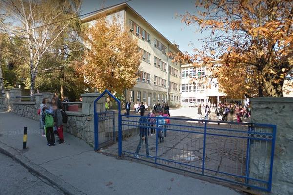 DEVOJČICA ZAOSTAJE, GLEDA OKO SEBE, VRAĆA SE I UZIMA OSTATAK HAMBURGERA: Tužna slika iz srpske osnovne škole