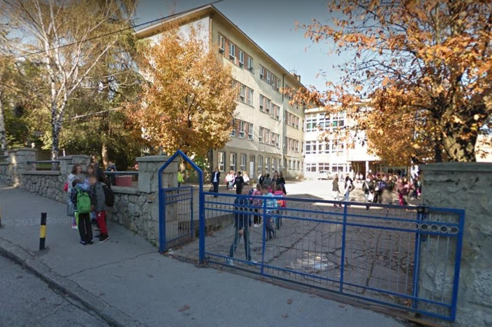 DEVOJČICA ZAOSTAJE, GLEDA OKO SEBE, VRAĆA SE I UZIMA OSTATAK HAMBURGERA: Tužna slika iz srpske osnovne škole