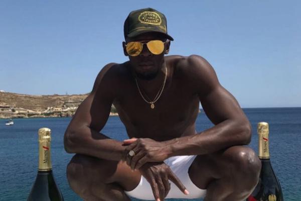 Pazario luksuznu jahtu, poneo šampanjac i poveo devojku s guzom od milion dolara! Kao da smo ovaj film već gledali! (FOTO)