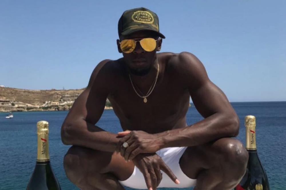 Pazario luksuznu jahtu, poneo šampanjac i poveo devojku s guzom od milion dolara! Kao da smo ovaj film već gledali! (FOTO)