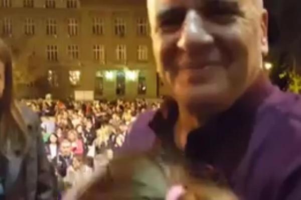 PITALI SU DIREKTORA LJUBU DA LI SE SAM POVUKAO ILI SU GA NATERALI NA TO: Pogled voljenog nastavnika najbolje opisuje zemlju u kojoj živimo (VIDEO)