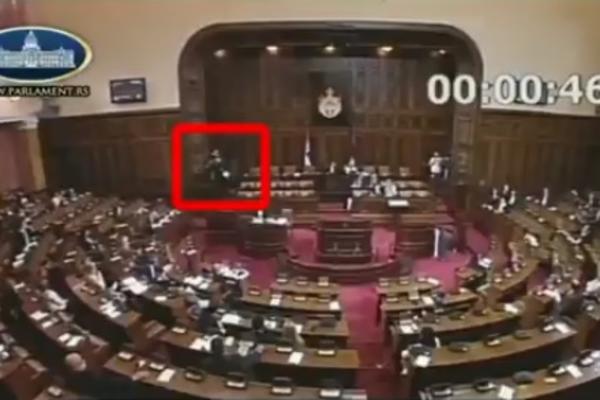 DA LI JE OVO SKUPŠTINA ILI ULICA? Dok je poslanica govorila, Gojković je prišla kameri i ŠOKIRALA SVE! (VIDEO)