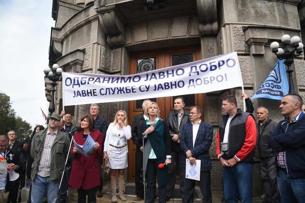 PROTEST ISPRED VLADE SRBIJE: Ovaj zakon neće vam proći! Hoćemo pravedne platne razrede!