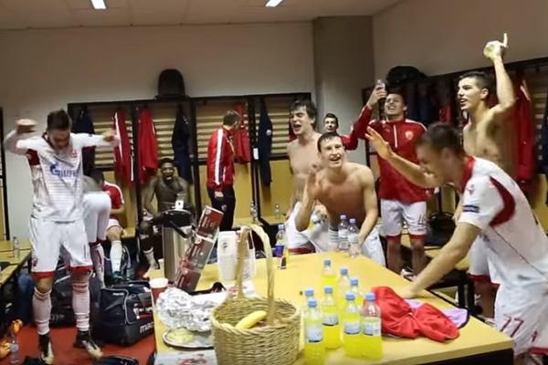 A ŠTA JE BILO POSLE? Svi su u svlačionici čekali na jednog igrača, a on kad je ušao odmah se popeo na sto i započeo ludilo! (VIDEO)