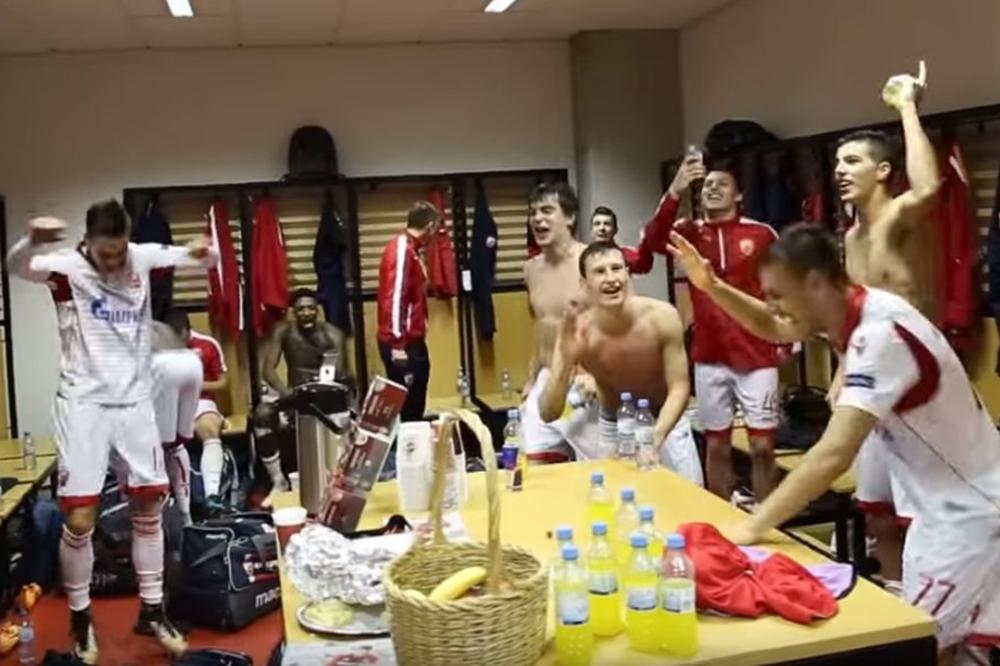 A ŠTA JE BILO POSLE? Svi su u svlačionici čekali na jednog igrača, a on kad je ušao odmah se popeo na sto i započeo ludilo! (VIDEO)