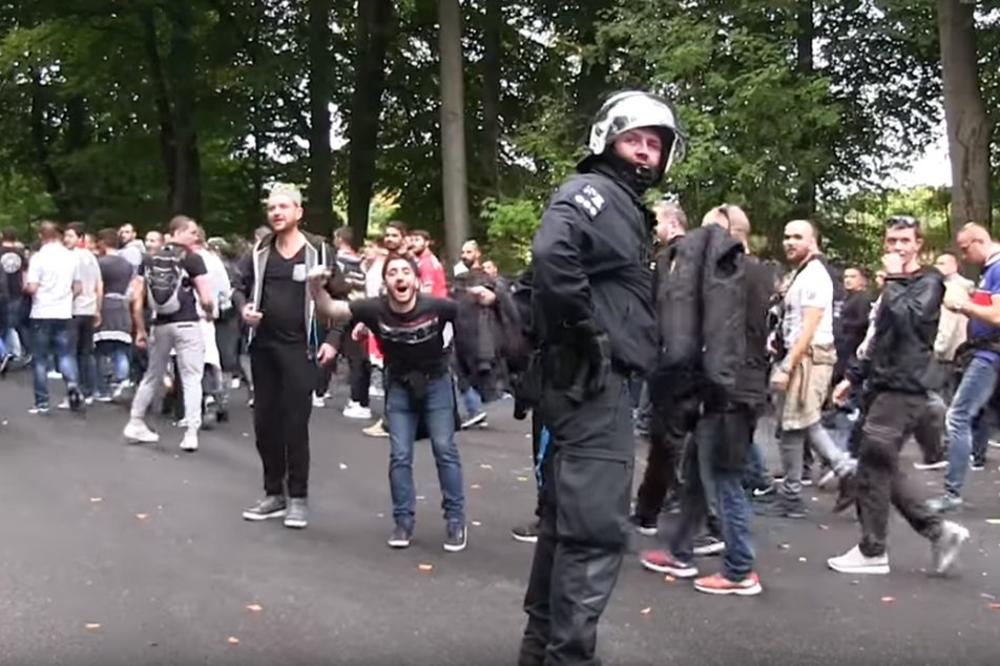 Dok je kamera snimala korteo Delija, a navijači Kelna ih provocirali, jedan zvezdaš je imao najjaču poruku... ZA SVOJU MAMU! (VIDEO)