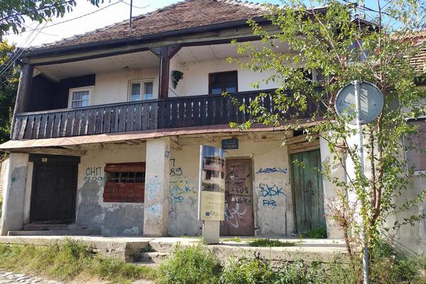 Posetili smo NAJSTARIJU KUĆU U BEOGRADU: Nekad je nosila ime BELI MEDVED, danas zemunska znamenitost PROPADA (FOTO)