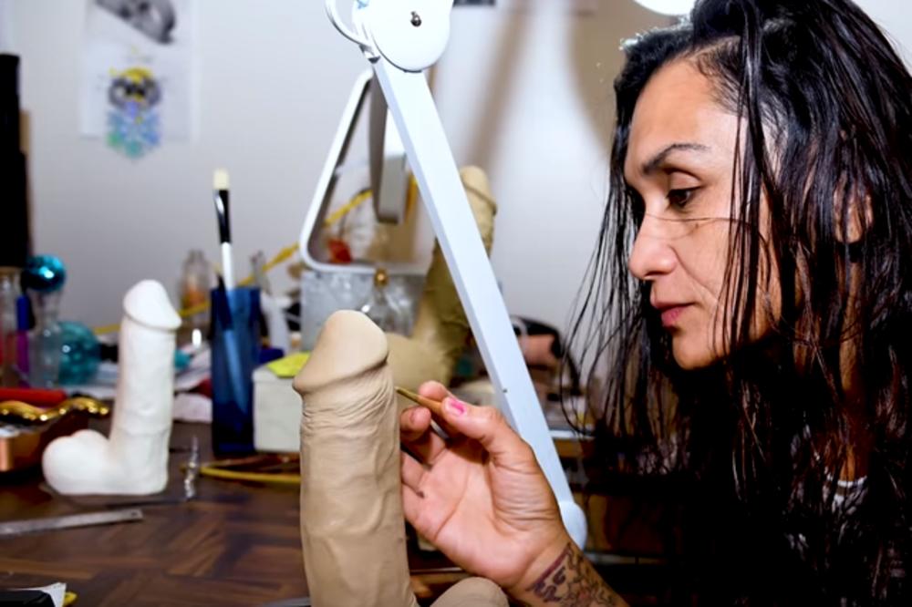 OVA UMETNICA IMA UBEDLJIVO NAJLUĐI POSAO NA SVETU! NJENA VEŠTINA JE IZRADA SEKS IGRAČAKA, a ručno izrađuje i NAJSITNIJE detalje! (FOTO)