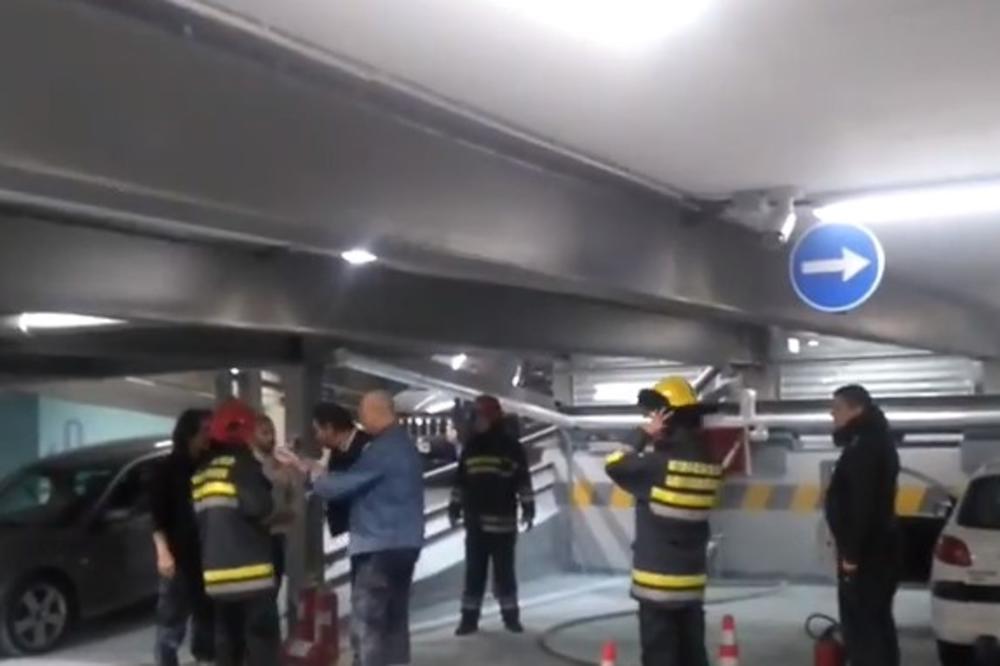 IZGOREO AUTO U GARAŽI NA OBILIĆEVOM VENCU! Zapalio se pežo, na licu mesta policija i vatrogasci! (VIDEO)