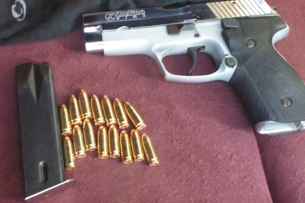 Jutros su policajci zaustavili vozača BMW (22): Prvo im je nudio NOVAC, a POTOM JE NASTAO HAOS! (FOTO)