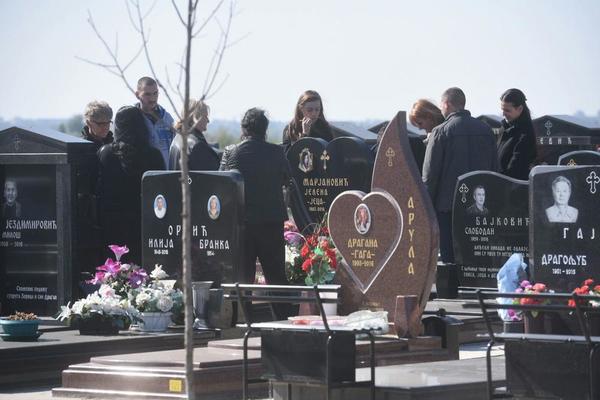 TUGA NA GROBU JELENINE MAJKE! Održan pomen nesrećnoj Zorici, a svi su zapazili JEDAN DETALJ! (VIDEO)