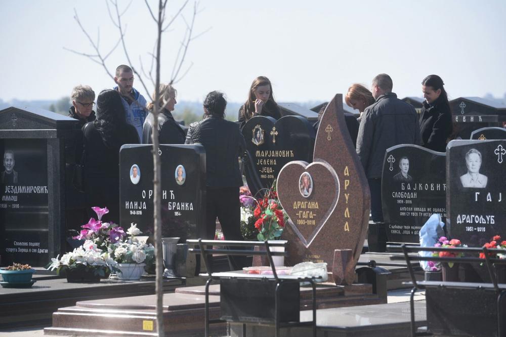 TUGA NA GROBU JELENINE MAJKE! Održan pomen nesrećnoj Zorici, a svi su zapazili JEDAN DETALJ! (VIDEO)