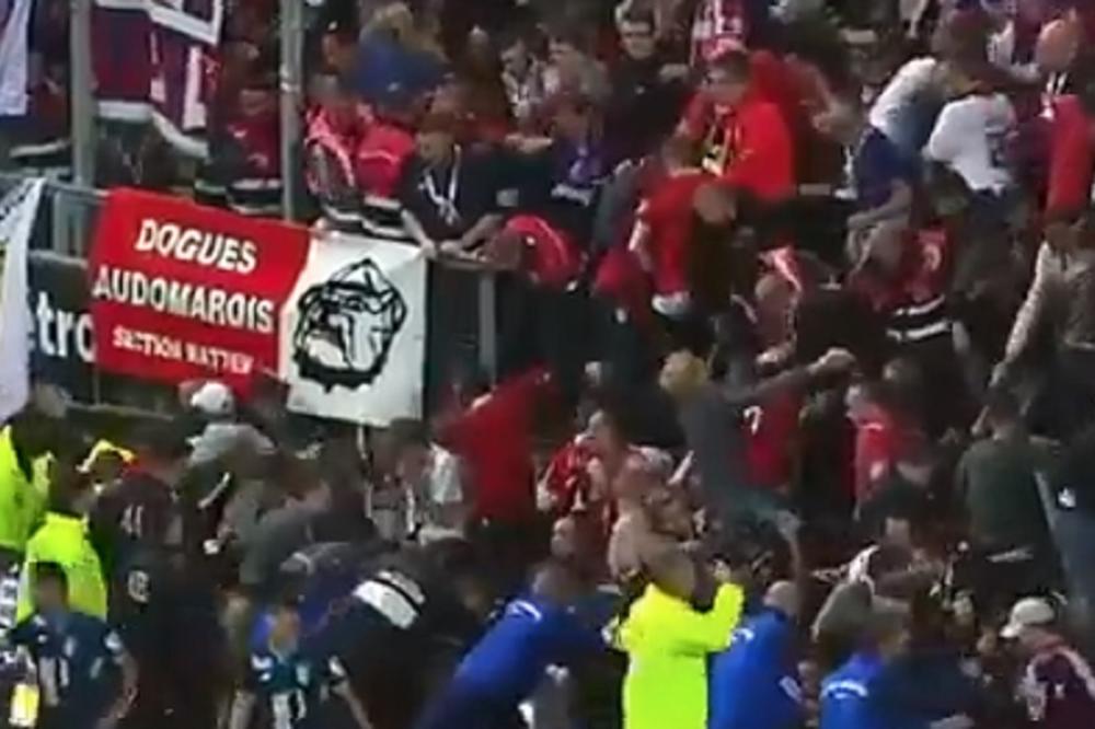Jezive scene u Francuskoj! Pukla ograda u Amijenu, nekako je izbegnuta velika tragedija! (VIDEO)