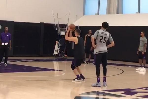 Ugasite ga, on gori! Srpska magija osvaja NBA: Vins Karter gleda i ne veruje šta Bogdan radi na treningu! (VIDEO)