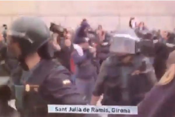 O SNIMKU IZ ŠPANIJE PRIČA PLANETA! Sa detetom se našao u središtu sukoba, reakcija policije sve iznenadila! (VIDEO)