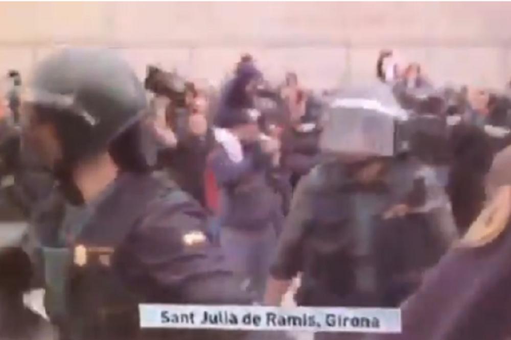 O SNIMKU IZ ŠPANIJE PRIČA PLANETA! Sa detetom se našao u središtu sukoba, reakcija policije sve iznenadila! (VIDEO)