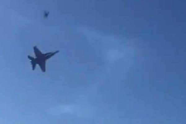 SNIMAO JE LET OVOG AVIONA, a onda se desilo nešto zbog čega je zaboravio na avion! (VIDEO)