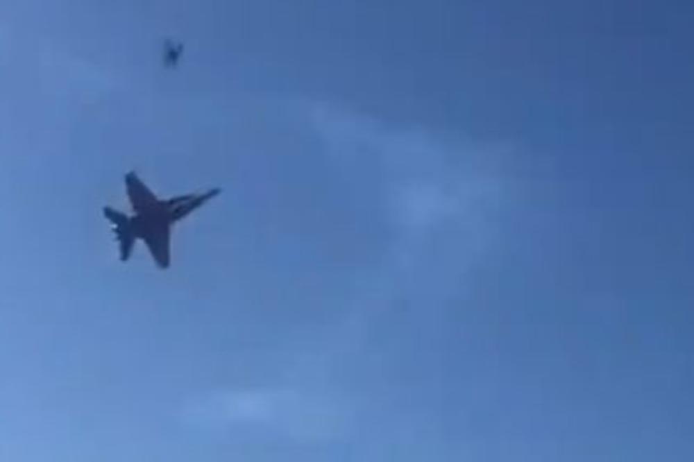 SNIMAO JE LET OVOG AVIONA, a onda se desilo nešto zbog čega je zaboravio na avion! (VIDEO)