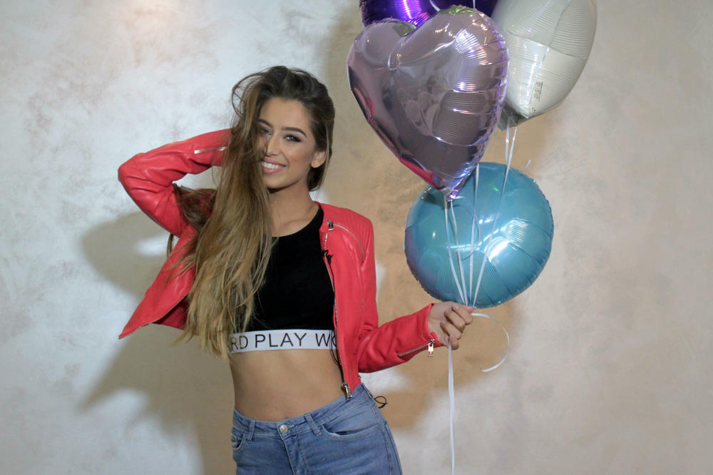 ATRAKTIVNA PEVAČICA OTKRILA DA JOJ SE SVIĐA ZAUZETI KOLEGA: Važi za jednog od naših NAJLEPŠIH PEVAČA, biće svega!