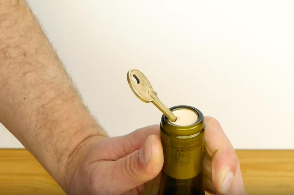 Pije ti se vino, a nemaš vadičep? Onda češ se zaljubiti u ovaj super laki trik sa ključem! (VIDEO)