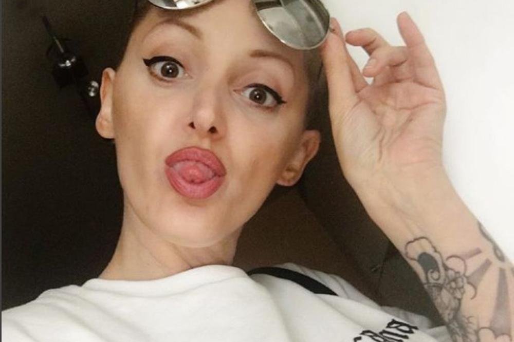 NI MRTVOJ JOJ NE DAJU MIRA!  Fanovi Done Ares odmah posle sahrane linčovali pevačicu KOJA JE UMRLA OD RAKA!