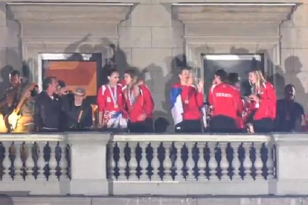 Vi ste, bre, svetske carice! Naježili smo se! Našim gracijama lile suze niz lice dok su pevale himnu na dočeku! (VIDEO)