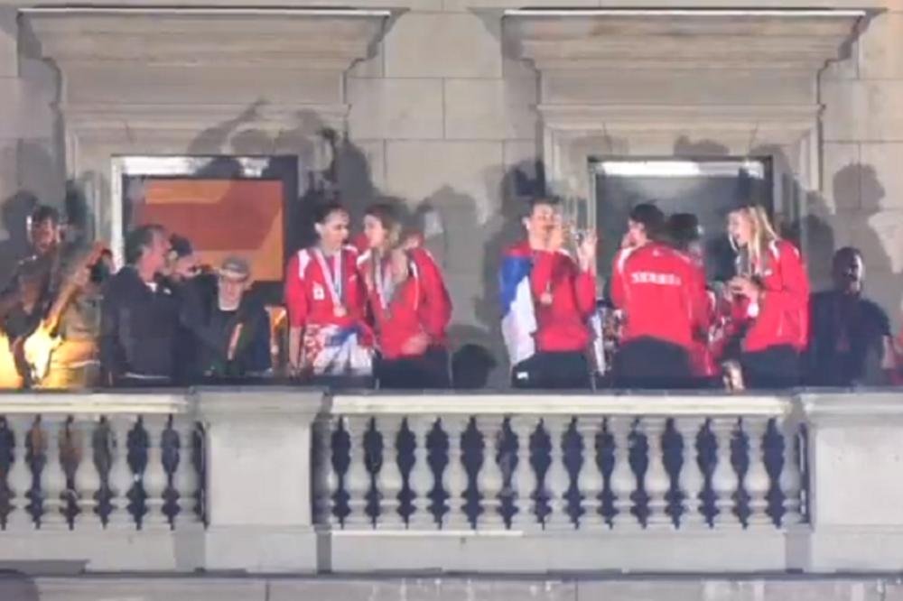 Vi ste, bre, svetske carice! Naježili smo se! Našim gracijama lile suze niz lice dok su pevale himnu na dočeku! (VIDEO)