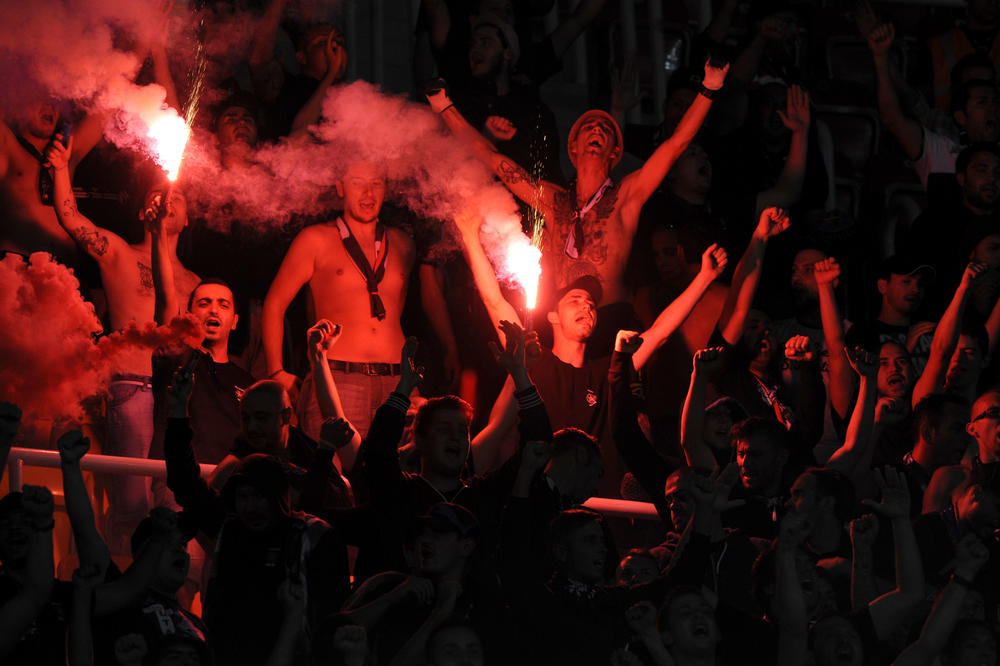 DIVLJACI! Huliganski pir u komšiluku, privedeno 15 navijača! (FOTO)