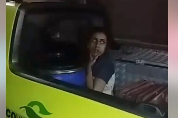 POLICAJCI SU DRHTALI OD STRAHA: Kakvo su ovo biće snimili u prikolici kamioneta? (VIDEO)