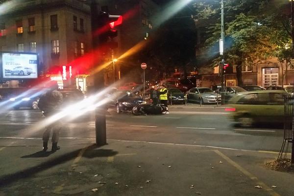 JEZIVA SCENA USRED BEOGRADA! Motor podleteo pod auto, haos na ulicama! (VIDEO)