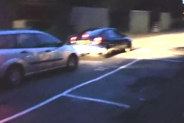 DVA IDIOTA NA ULICI = SUDAR: Da li su oni uopšte svesni šta rade? (VIDEO)