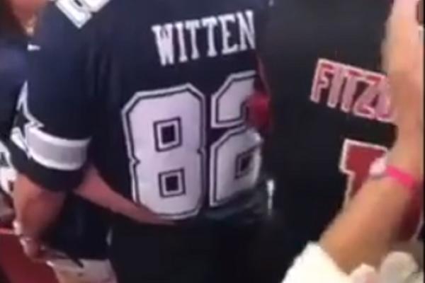 DOBRO DA SE NISU... Zavukla mu je ruku u gaće, a onda je on njoj... Dvoje navijača nisu mogli da se obuzdaju na utakmici! (VIDEO)