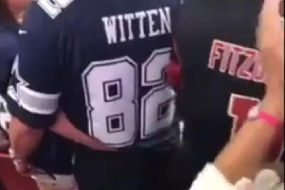 DOBRO DA SE NISU... Zavukla mu je ruku u gaće, a onda je on njoj... Dvoje navijača nisu mogli da se obuzdaju na utakmici! (VIDEO)