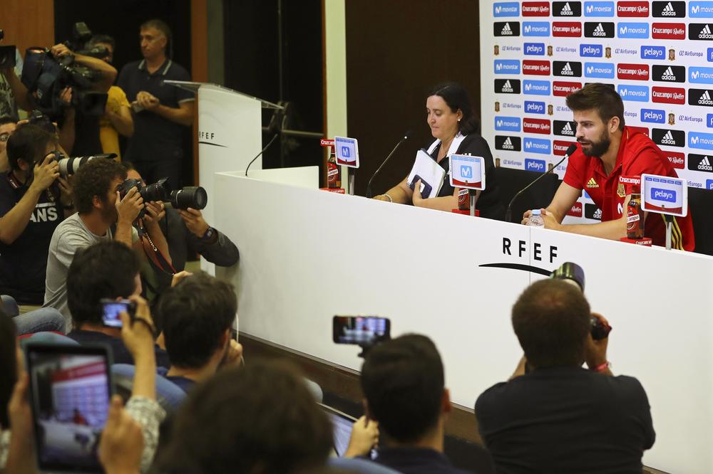 PIKE IZAŠAO PRED JAVNOST: Neću da me huligani oteraju, a neću ni da vam kažem da li sam za nezavisnu Kataloniju! (FOTO) (VIDEO)