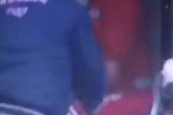 SKANDAL! Svet je u neverici! Rus Troicki TUKAO DETE PALICOM! (VIDEO)