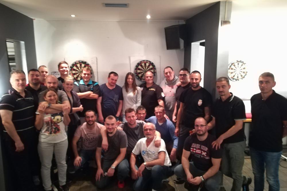 Svi volite da ga igrate dok cirkate  u kafani, ali ovo je jedini sport u Srbiji gde morate da idete na alko-test posle meča! Oni se bore da naš pikado bude skroz profi! (FOTO)